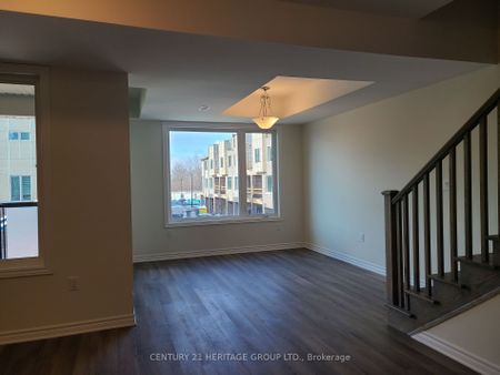 Condo Townhouse For Lease | E8134900 - Photo 2