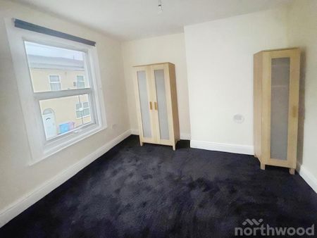 2 bedroom end of terrace house to rent - Photo 3