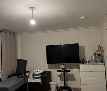Room in a Shared House, Caletock Way, SE10 - Photo 3