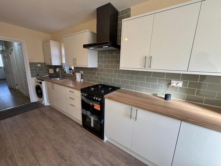 4 bedroom semi-detached house to rent - Photo 3