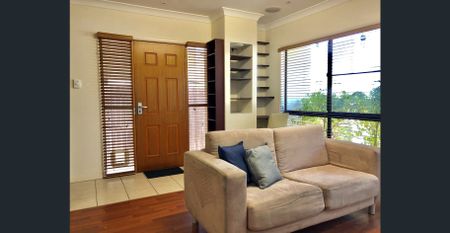 - FURNISHED 1 BEDROOM UNIT, MOMENTS FROM THE BEACH & MACKAY CITY - Photo 2