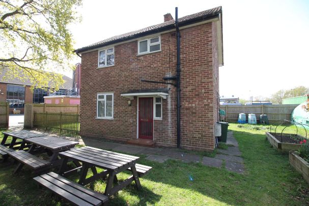 School House, Manor Drive North, New Malden - Photo 1