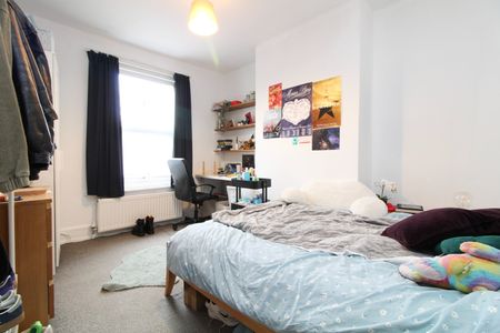 7 Bed Semi-Detached House, Oxford Road, SO14 - Photo 4