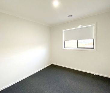 Spacious Family Home in Ferntree Ridge - Photo 2