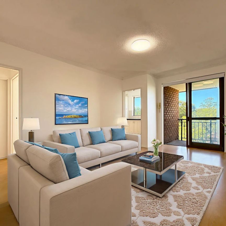 Bright Top-Floor 2 Bedroom Apartment with Leafy Outlook - Photo 1