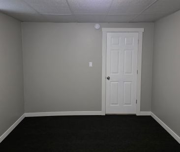 1352 CONNAUGHT 3 BEDROOM - Photo 3