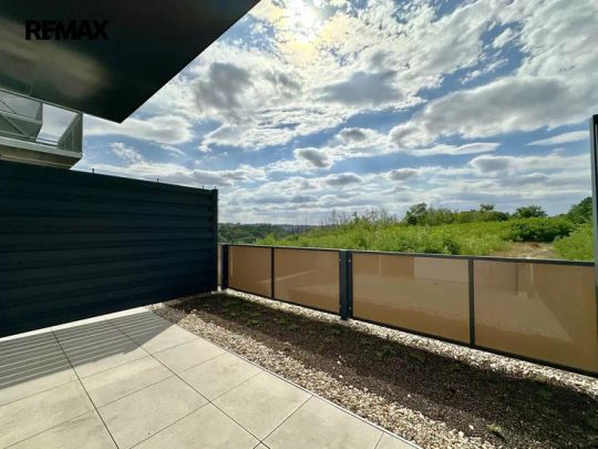 Pronájem moderního bytu 1+kk s velkou terasou na ulici Modřínová v Třebíči - Photo 1
