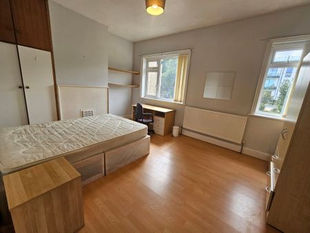 5 Bed Student Accommodation - Photo 2