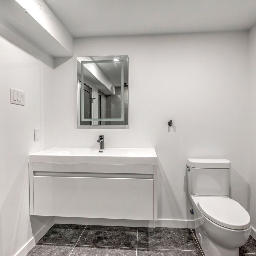 4855 Ch. Queen-Mary, #40B - Photo 1