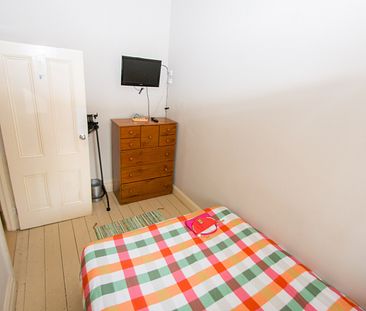FANTASTIC SIX BEDROOM HOUSE - Photo 2