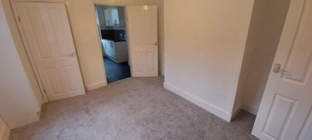 3 bedroom flat to rent - Photo 2