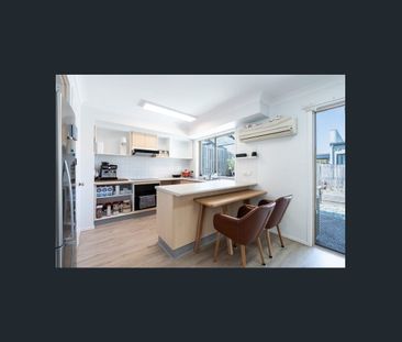 A luxury New Renovated Modern Three-Bedroom Townhouse . - Photo 5