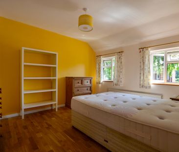 A three bedroom, semi-detached house with a large garden and garden... - Photo 1