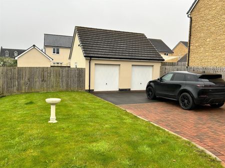 Albion Crescent, Corsham, SN13 - Photo 2