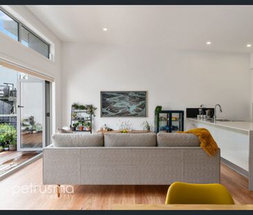 Light filled, contemporary family home - Photo 2