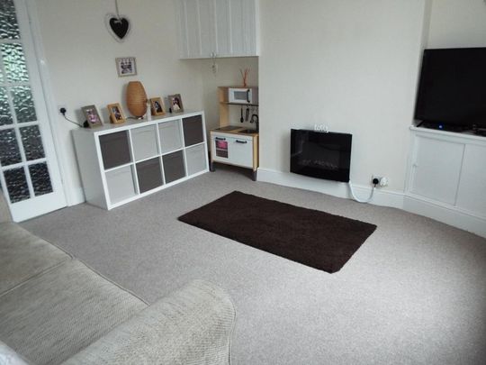 2 bedroom end of terrace house to rent - Photo 1