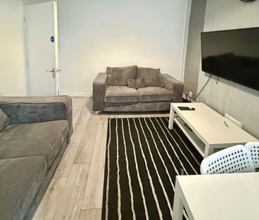 3 bedroom house to rent Clifford Street, WV6 - Photo 2