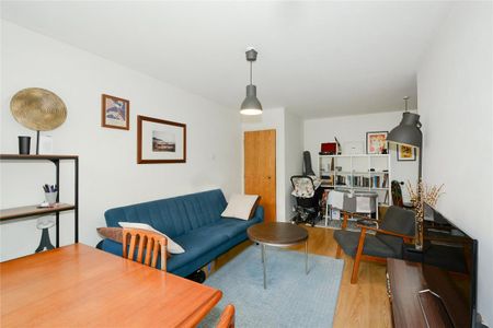 1 bedroom flat in London - Photo 2