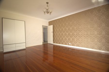 18 Aikman Crescent, Chadstone VIC 3148 - House For Rent | Domain - Photo 2