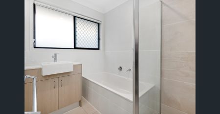 Comfortable and spacious 4 Bedroom House with low maintenance garden - Photo 2