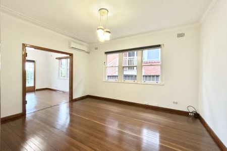 Spacious three-bedroom home in convenient location - Photo 4