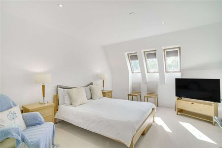 A fantastic five bedroom family home, split over four floors, benefitting from off-street parking. - Photo 4