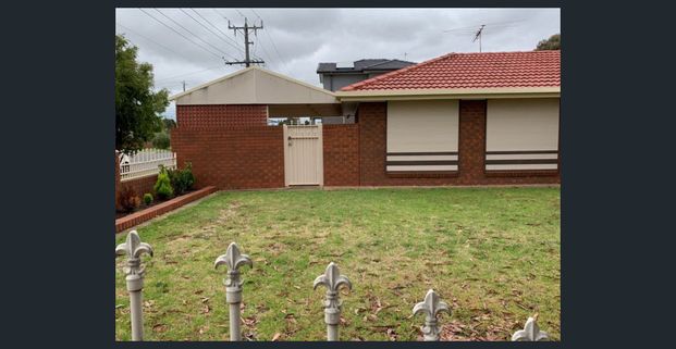 HOME IN PERFECT LOCATION ! - Photo 1