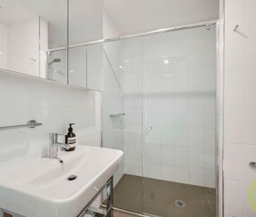 Stunning Loft-Style Apartment in the Heart of Braddon - Photo 4