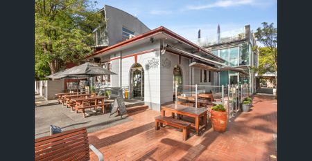 Sunlit Sanctuary in Iconic 1960s Building - Prime Village Location Near Beach & Transport! - Photo 4