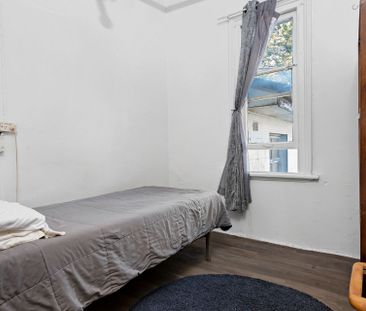 Cozy room in a convenient Croydon location - Photo 6