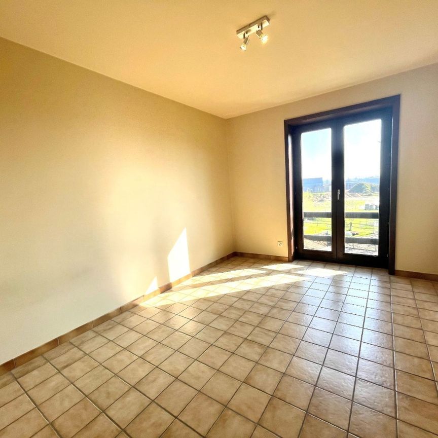 Ruim INSTAPKLAAR appartement te Oeselgem met 2 slaapkamers en GARAGE. - Foto 1