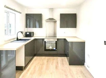 Lytham Gardens, Nottingham, NG5 - Photo 2