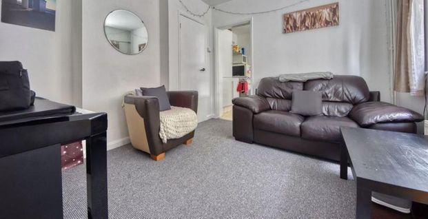 4 bedroom semi-detached house to rent - Photo 1