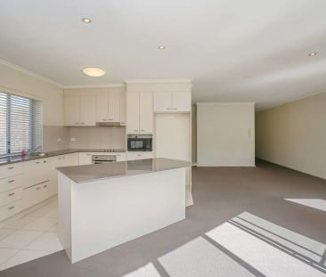 SPACIOUS TOP FLOOR, TWO BEDROOM APARTMENT - Photo 4