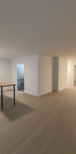 Newly renovated 5½ in Imperial House — 3 bedrooms, 2-bath (1 ensuite), new kitchen and floors, balcony, and family‑friendly amenities (Golden Sq Mile) - Photo 1