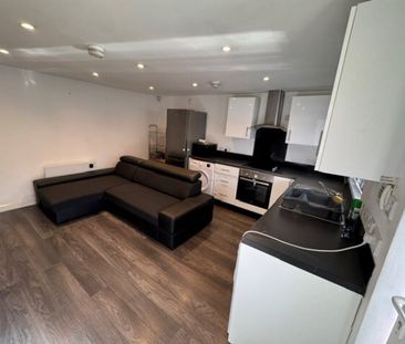 Hadley Gardens, UB2, Greater London - Photo 1