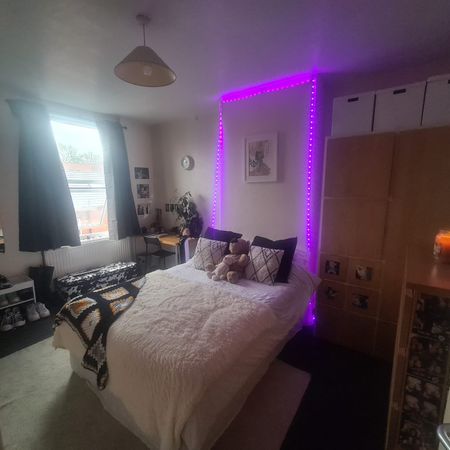 7 Bed - 1 The Village Street, Burley, Leeds - LS4 2PR - Student - Photo 4