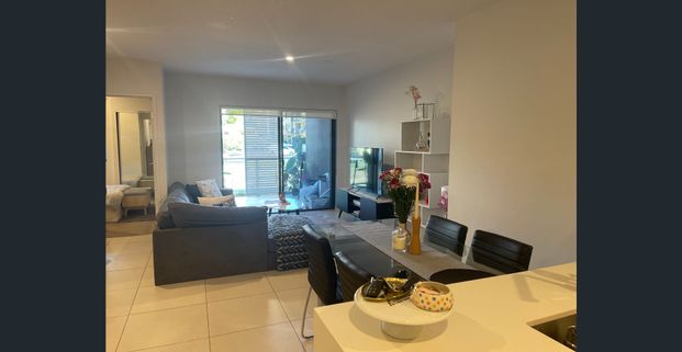 UNFURNISHED STYLISH 2 BED APARTMENT WALK TO BEACH AND LIGHT RAIL - Photo 1