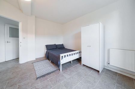 3 bedroom flat to rent - Photo 5