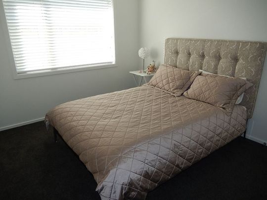 Short Fixed Term - Stunning 4BR Family Haven Stoke - Photo 1