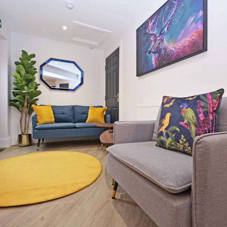 Soooo close to Stoke hospital, come and see… Rm 6 - Wedgwood (Second floor) - Photo 1