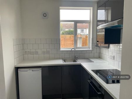 2 bedroom maisonette to rent - Photo 4