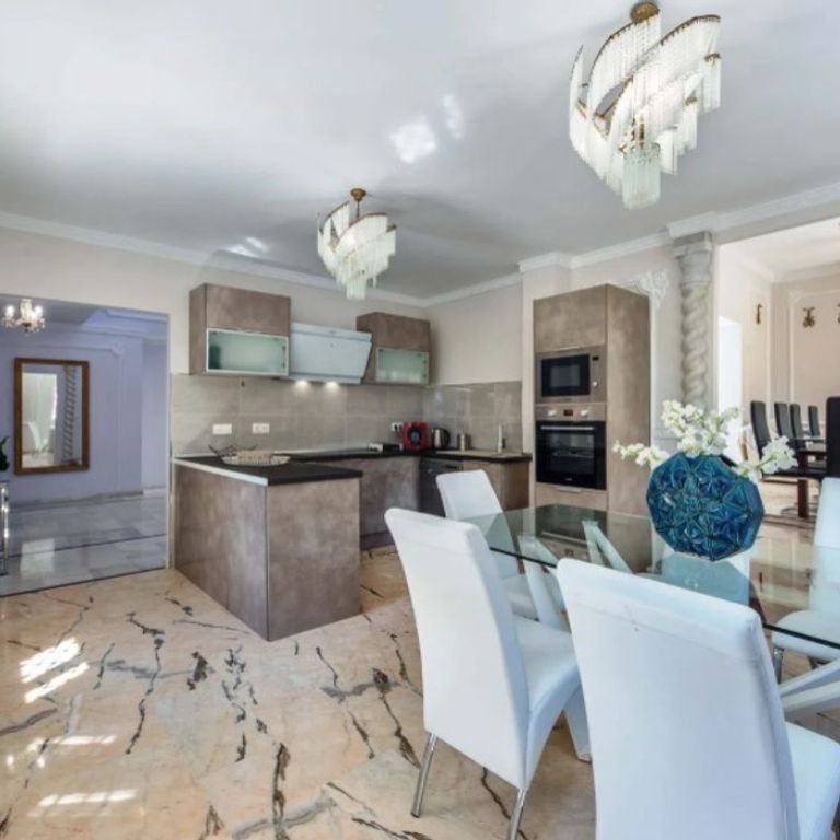 9 room luxury House for rent in Marbella, Andalusia - Photo 1