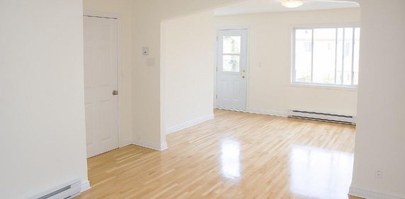 Superbe 3 ½ ensoleillé, libre maintenant, triplex, 2 ième étage, très propre - Photo 2