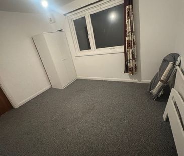 5 Bed Detached House, Ballards Way, CR0 - Photo 4