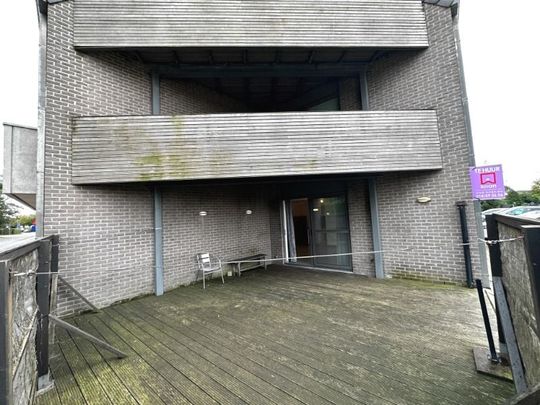 Ruim (+-90m²) gelijkvloers appartement met 2 slaapkamers, terras, tuin en autostaanpl - Photo 1