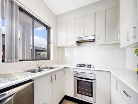 Spacious Two-Bedroom Apartment – Top Floor Location - Photo 2