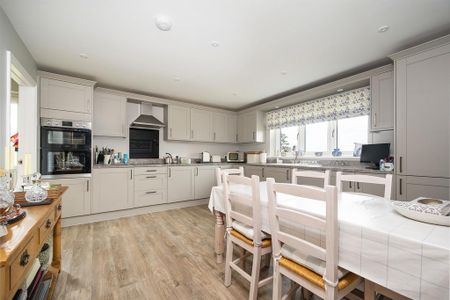 3 bedroom detached bungalow to rent - Photo 5