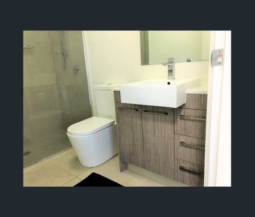 Top Floor, 2 Bed, 2 Bath Apartment in Fantastic Location! - Photo 5