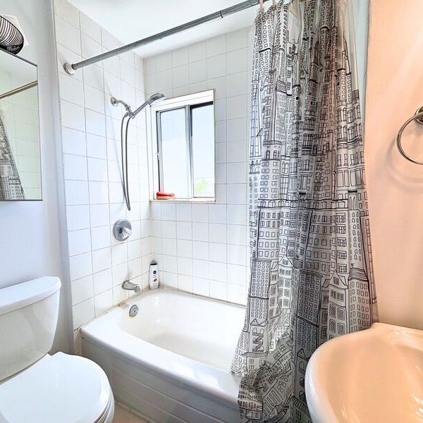 $1,200 / 1 br / 1 ba / 1052 Cannon st E #Upper - Photo 1